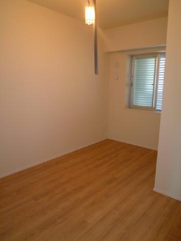 Non-living room. North is about 5.8 Pledge of Western-style.