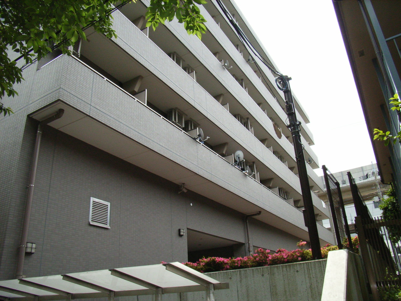 Security. There is a security camera in various places, Auto-lock entrance, Station near!