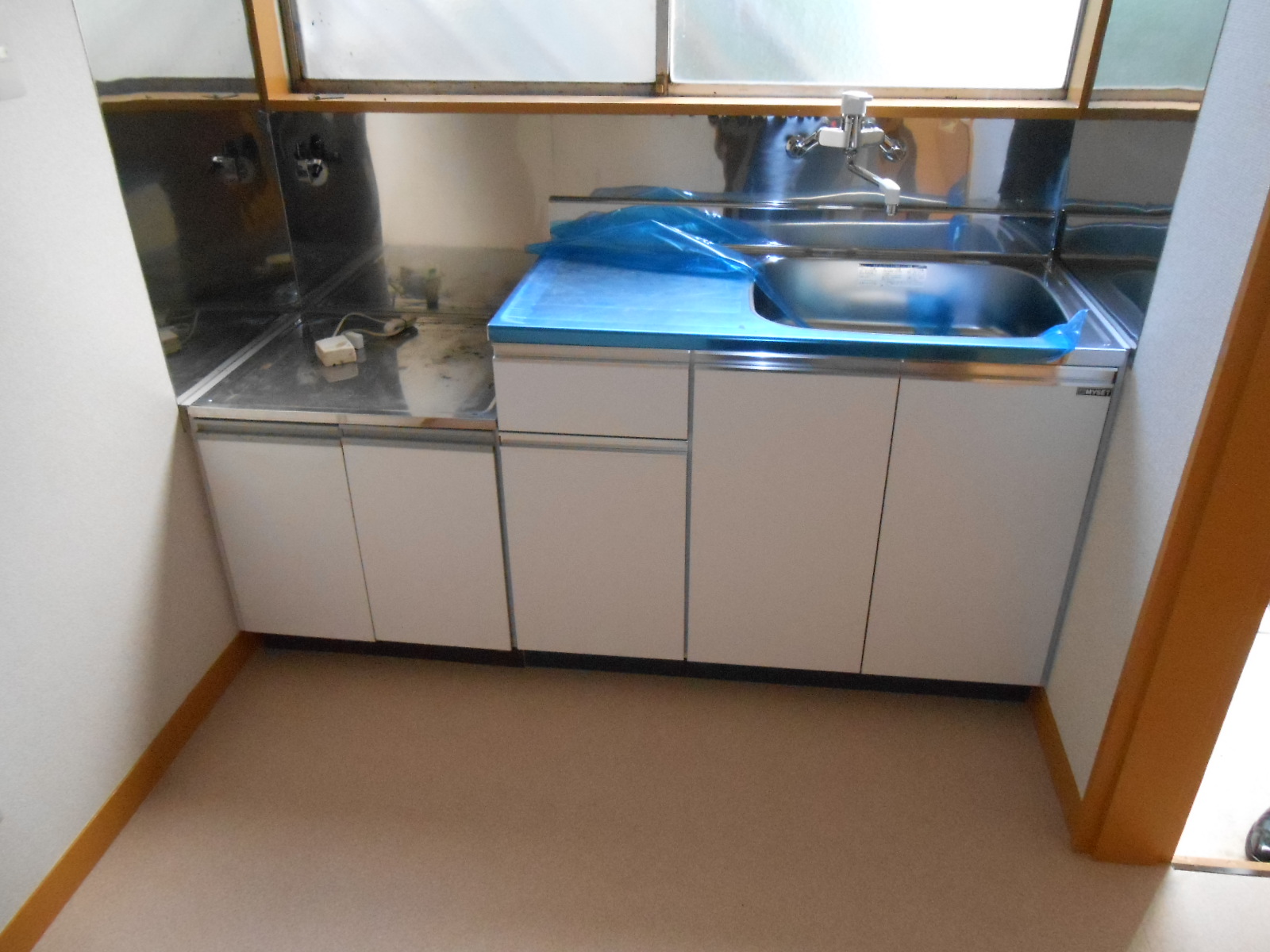 Kitchen. Kitchen table is a new article. 