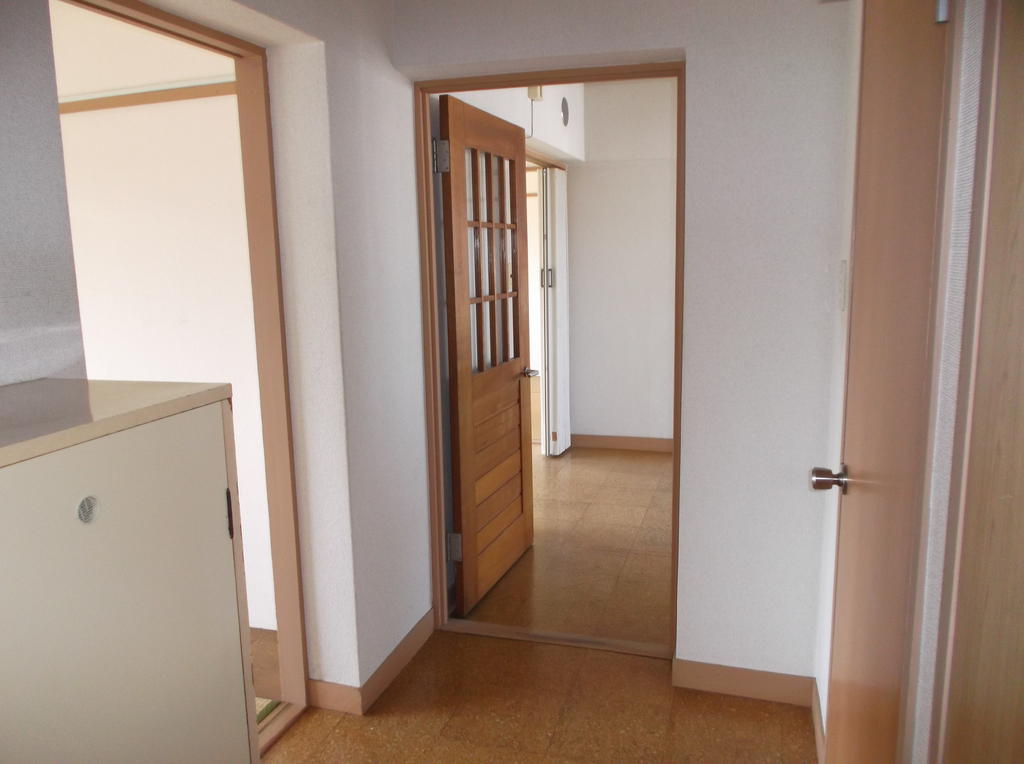 Entrance. Left shoebox Right Ken with storeroom