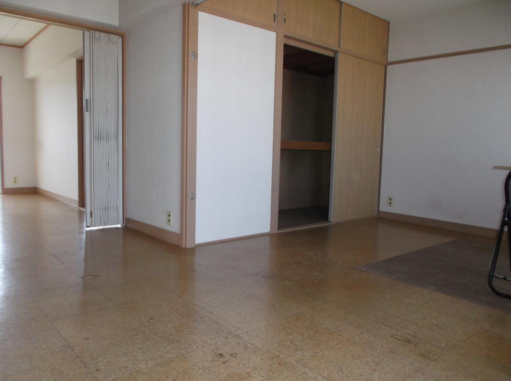 Living and room. It led Western-style from the living room