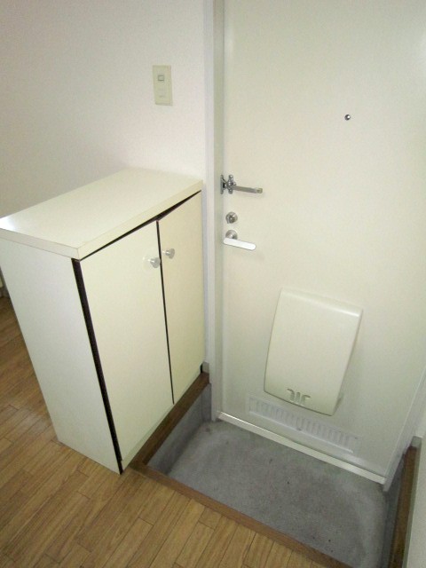 Entrance. There is also shoe box ☆