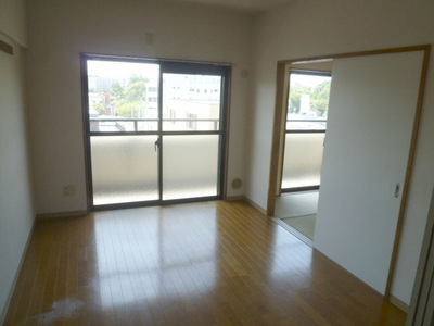 Living and room.  ☆ Bright Western-style ☆ 