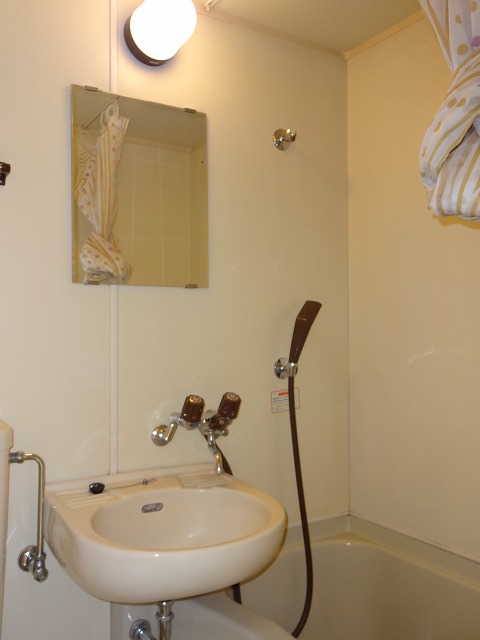 Washroom. Basin space