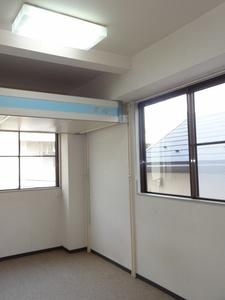 Living and room. Because the corner room, The window is located on the two sides