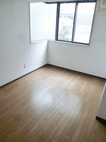 Other room space. Bright Western-style 6 Pledge