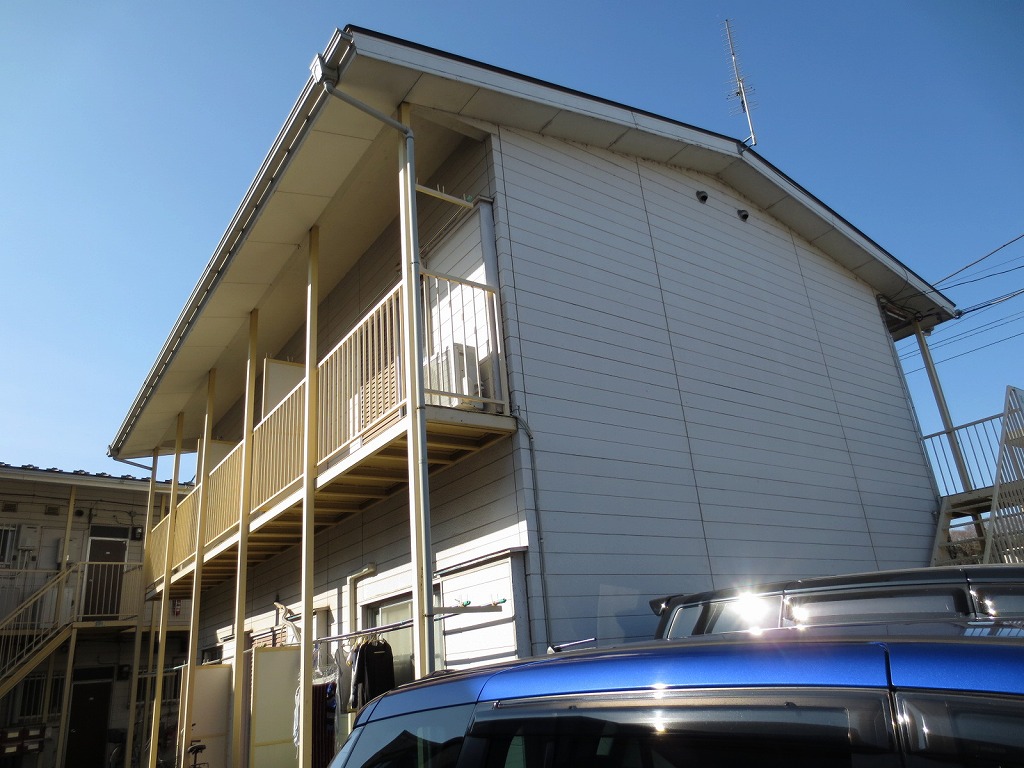 Building appearance. Flat course to the station