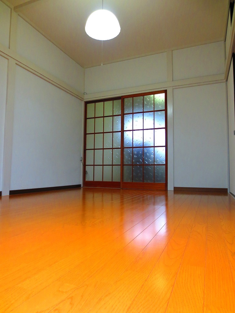 Living and room. Partition with sliding door to the kitchen