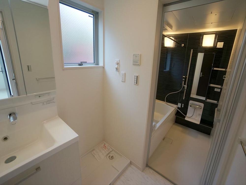 Wash basin, toilet. Indoor (11 May 2013) Shooting