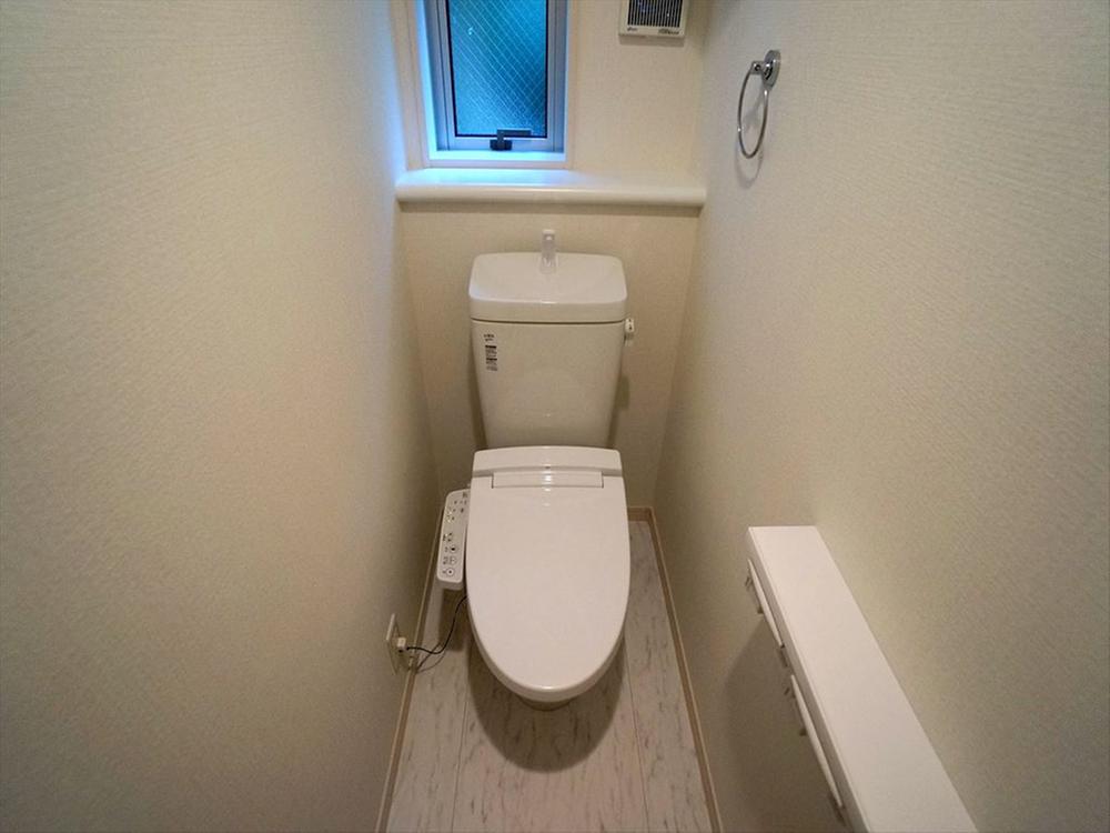 Toilet. Indoor (11 May 2013) Shooting