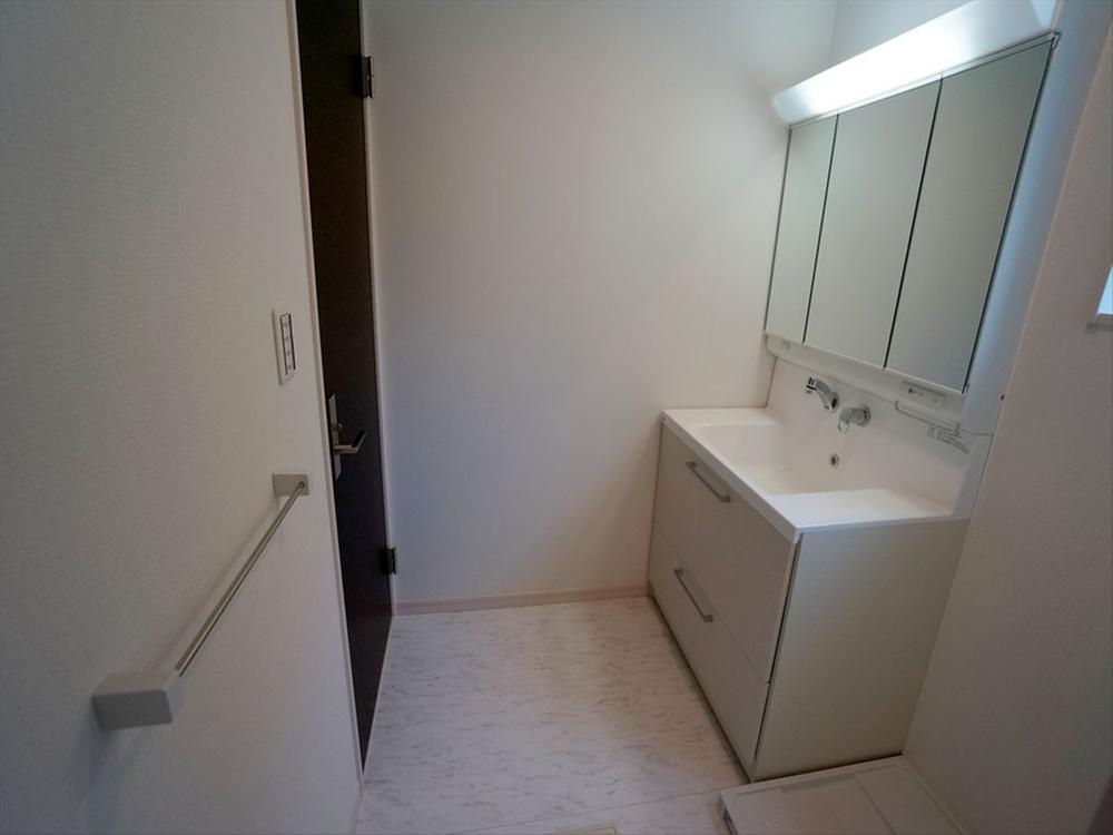 Wash basin, toilet. Indoor (11 May 2013) Shooting