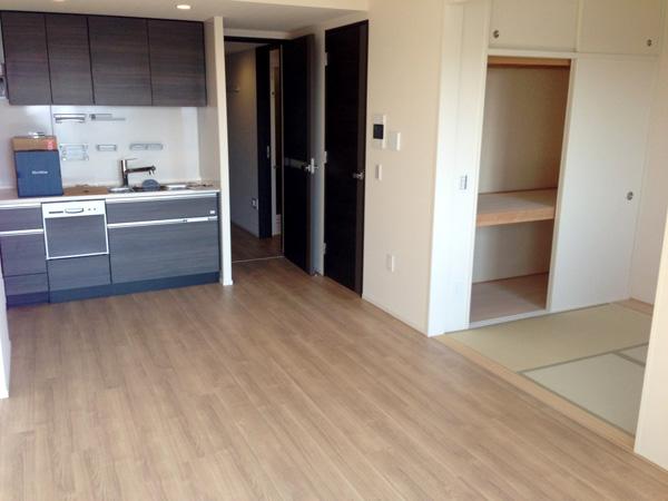 Living. TES floor heating system is located in the living-dining. Shelf Ya on the walls of the living room, On the wall so that nail strike has a foundation reinforcement.