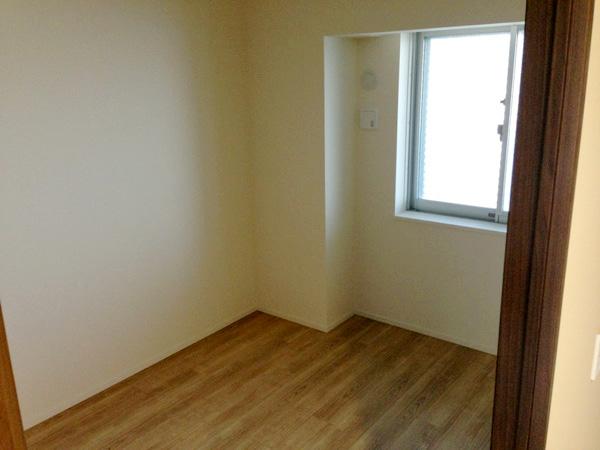 Non-living room. 2 along the line more accessible 						 / 							Fiscal year Available 						 / 							Facing south 						 / 							System kitchen 						 / 							Bathroom Dryer 						 / 							Yang per good 						 / 							Share facility enhancement 						 / 							All room storage 						 / 							Japanese-style room 						 / 							High floor 						 / 							Mist sauna 						 / 							Washbasin with shower 						 / 							Security enhancement 						 / 							Self-propelled parking 						 / 							South balcony 						 / 							Bicycle-parking space 						 / 							Elevator 						 / 							Otobasu 						 / 							The window in the bathroom 						 / 							TV monitor interphone 						 / 							Leafy residential area 						 / 							Ventilation good 						 / 							Dish washing dryer 						 / 							Walk-in closet 						 / 							water filter 						 / 							Pets Negotiable 						 / 							Located on a hill 						 / 							Floor heating 						 / 							Delivery Box 						 / 							Kids Room ・ nursery