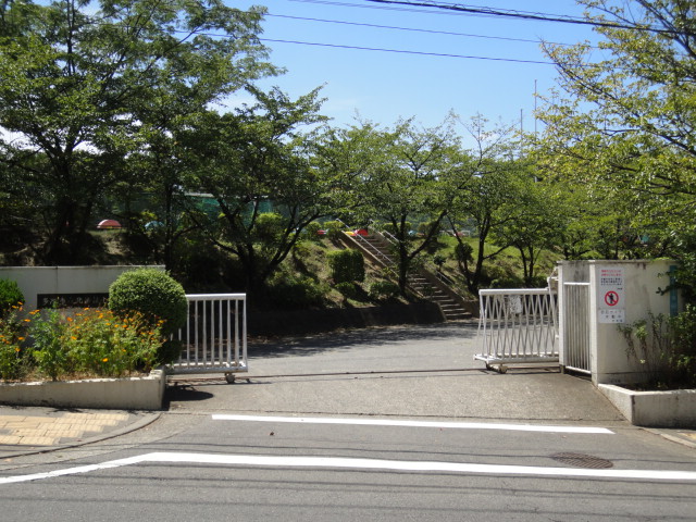 Primary school. 790m to the north Suwa elementary school (elementary school)