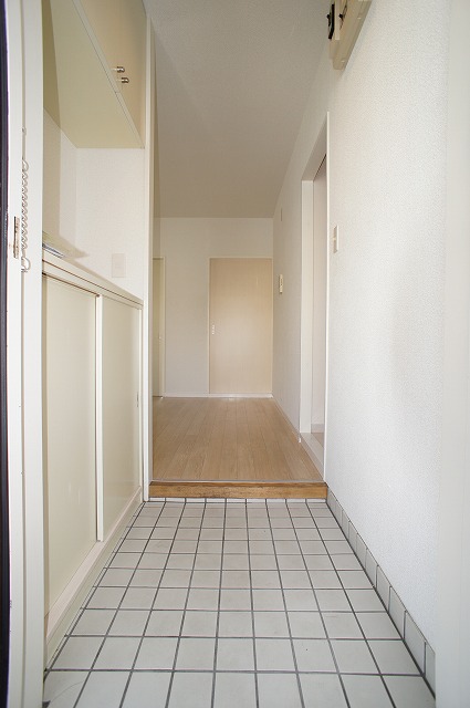 Entrance.  ※ The photograph is all separate room. There is no bay window.