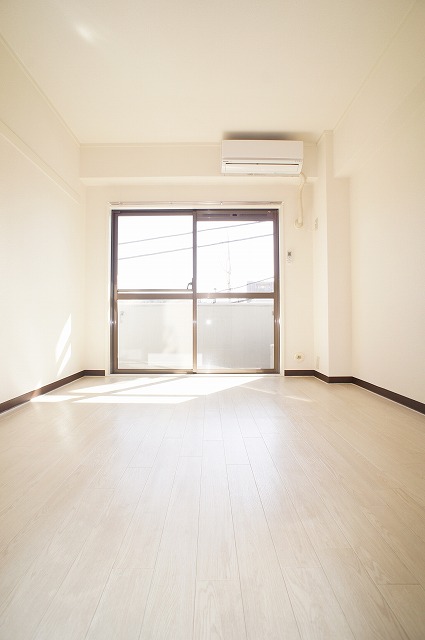 Living and room. Good day! Good good!