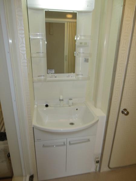 Wash basin, toilet. Vanity new exchange