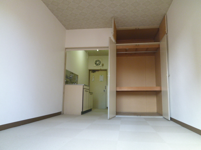 Living and room. 6 Pledge of beautiful rooms