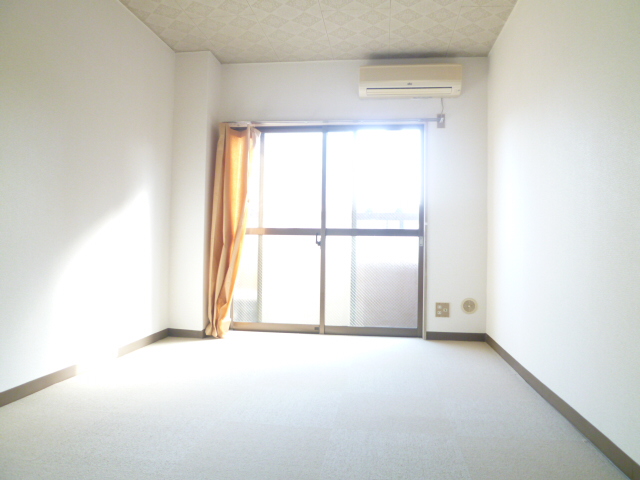 Living and room. Nice bright room of per yang