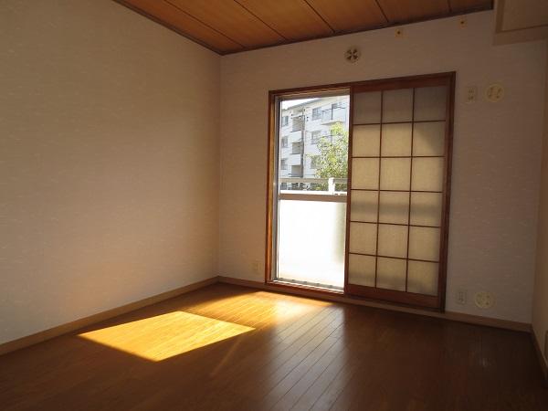 Non-living room. Bright sunshine will plug to the indoor