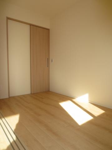 Non-living room. The south side is the living room next to about 5.0 Pledge of Western-style.