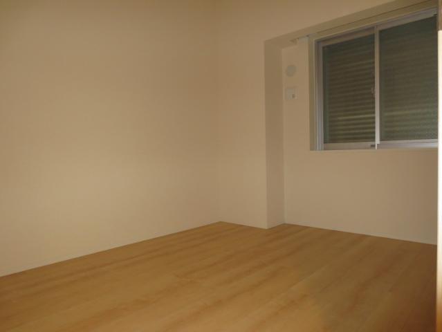 Non-living room. North is about 5.7 Pledge of Western-style.