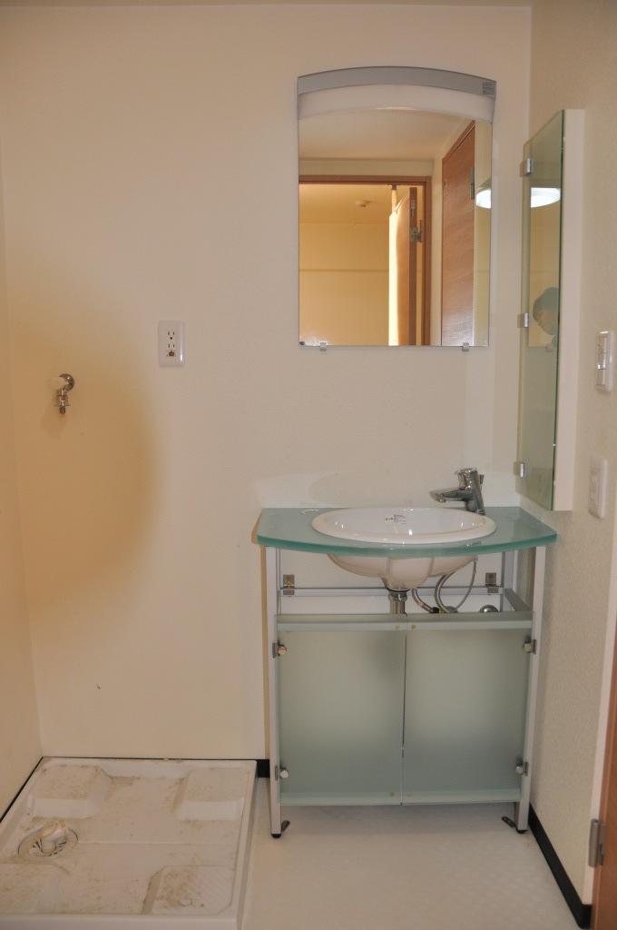 Wash basin, toilet. Indoor (11 May 2013) Shooting