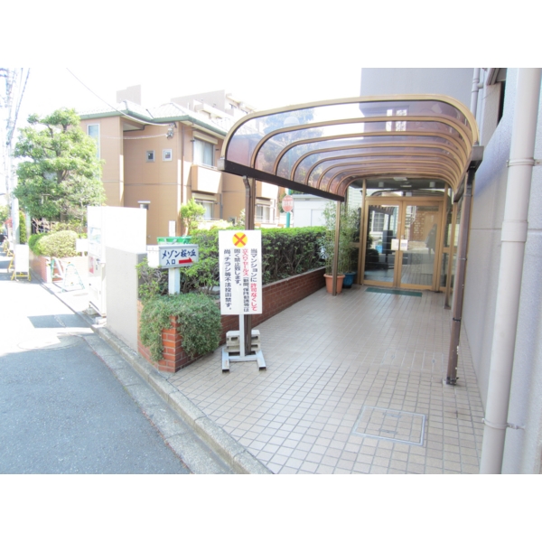 Living and room. entrance. There is a shared post go back.