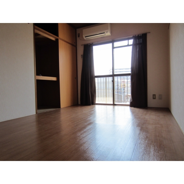 Living and room. Facing south, For day it is good on the top floor.