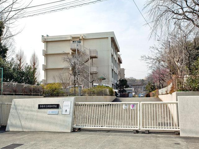 Junior high school. 915m until the Tama City Wada Junior High School