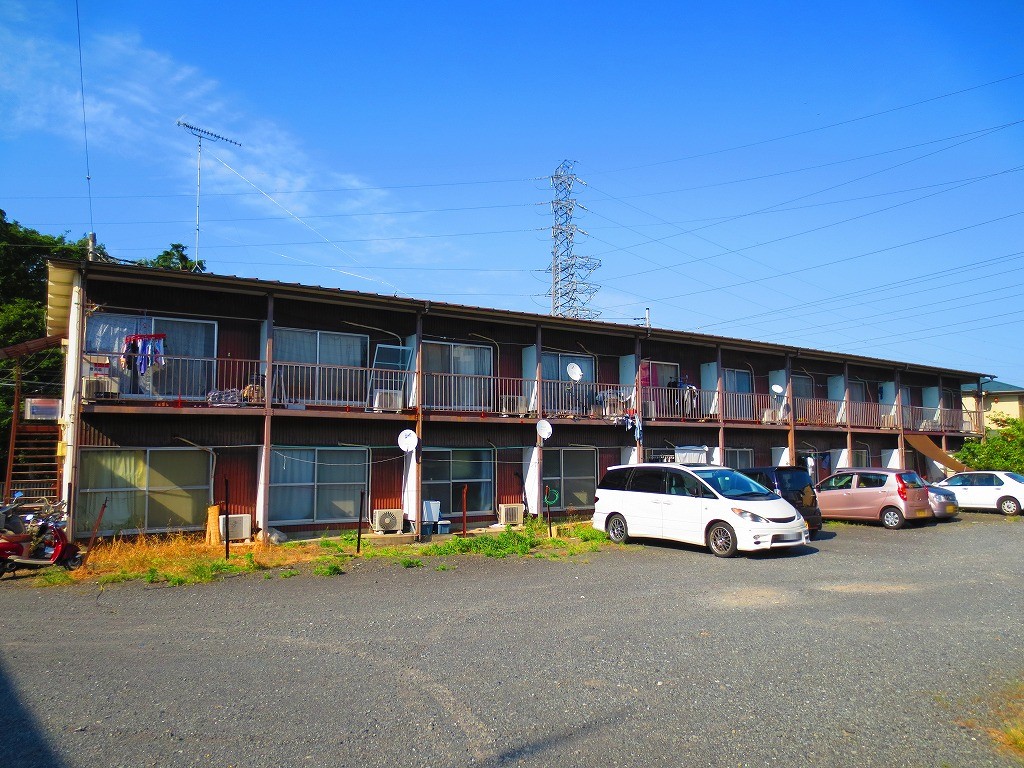 Building appearance. Parking available on site