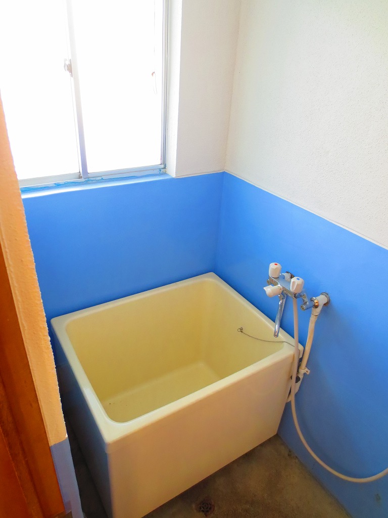 Bath. Bright bathroom there is a window