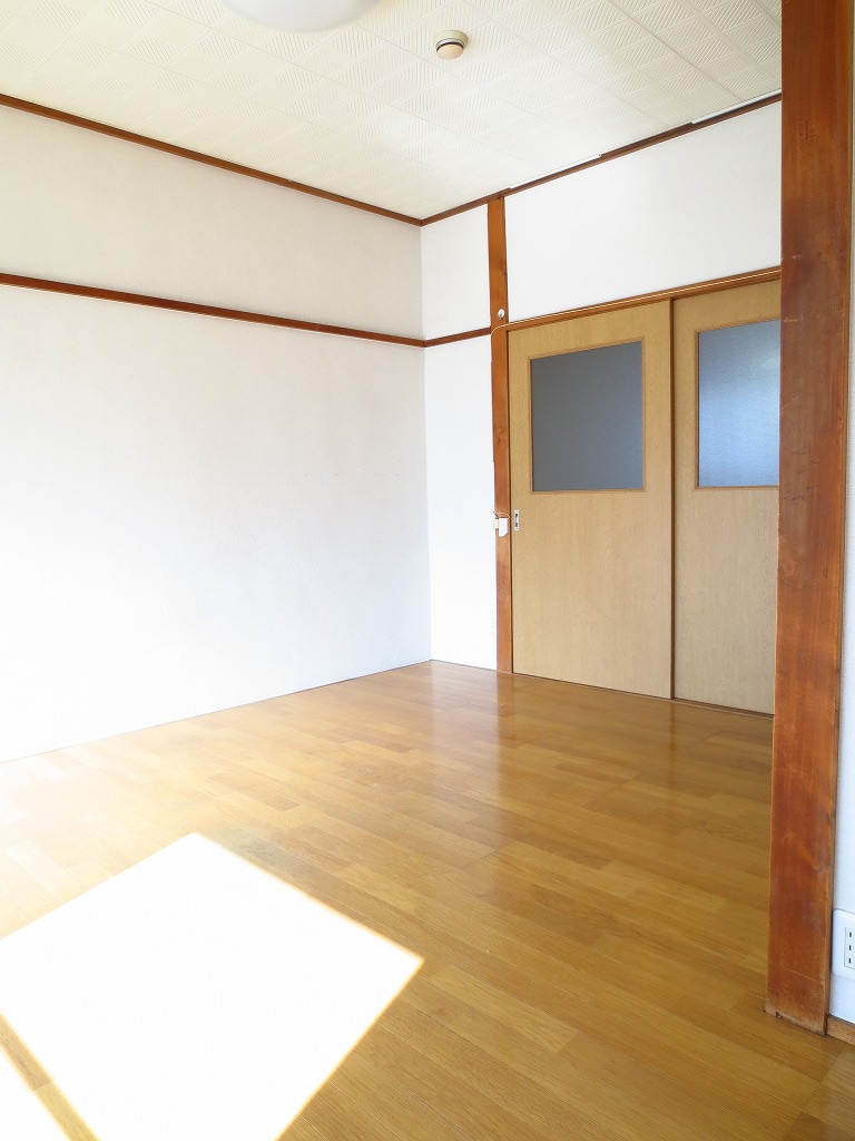 Living and room. Partition with sliding door to the kitchen