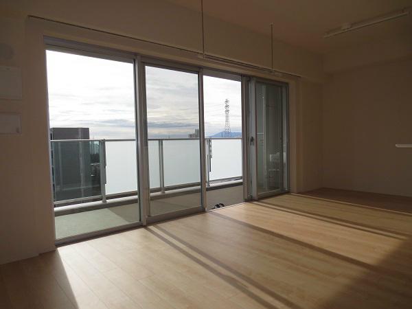 Living. Living room bathed in bright sunshine ・ dining.