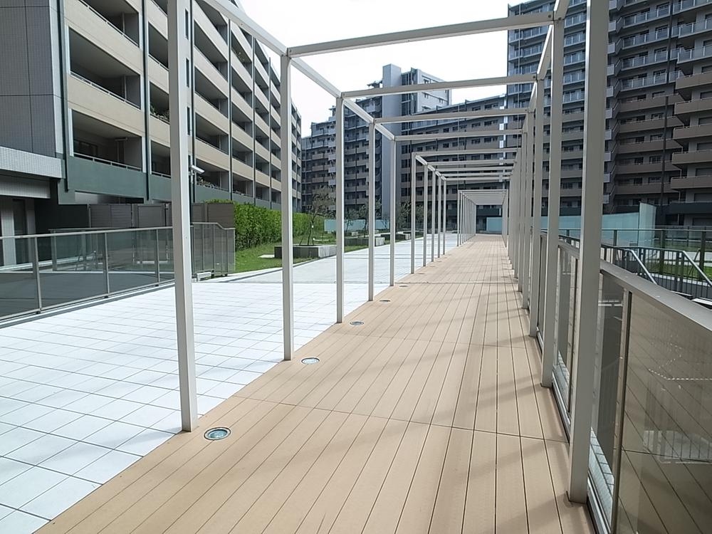 Non-living room. On-site promenade