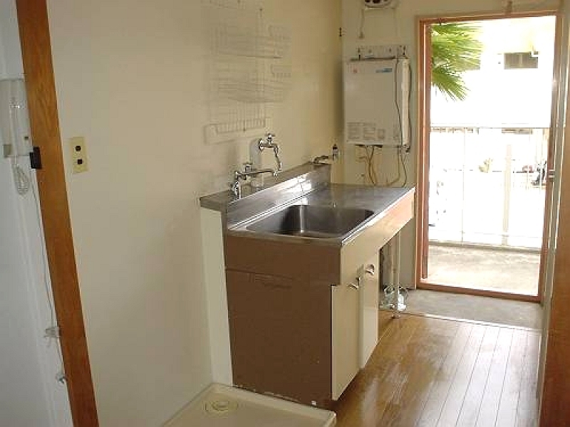 Other room space. There is a washing machine yard in the kitchen next to. 