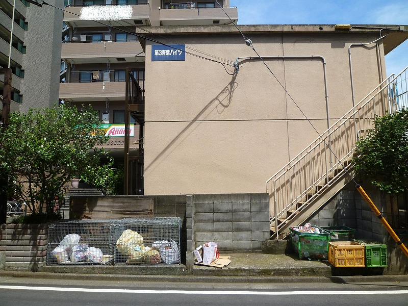Other common areas. Garbage is a yard of the tenants only. 