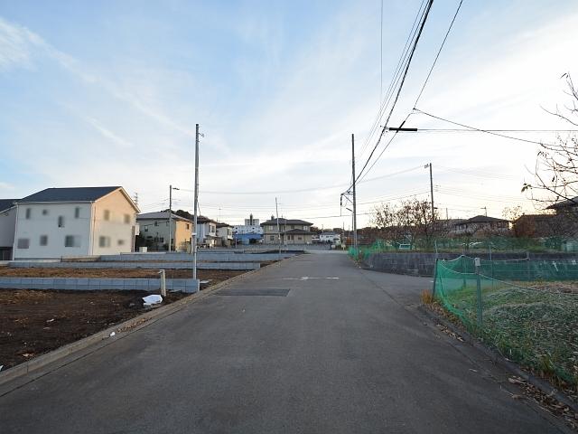 Local photos, including front road. Contact road situation