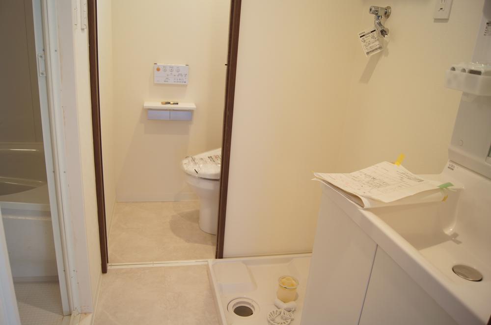 Wash basin, toilet. Interior