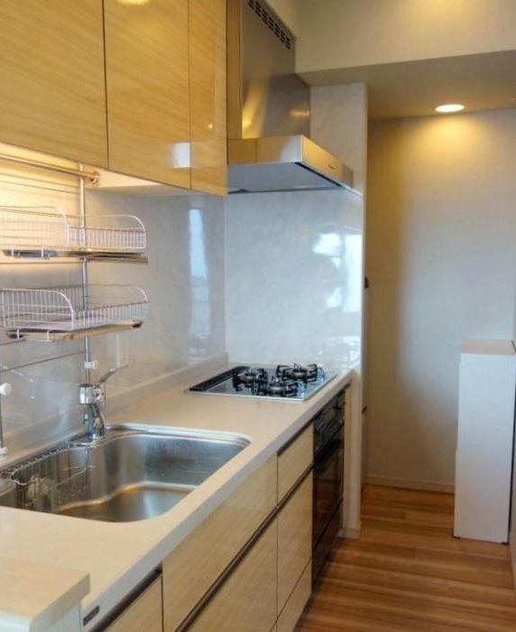 Kitchen. Glass top stove, We also with oven.