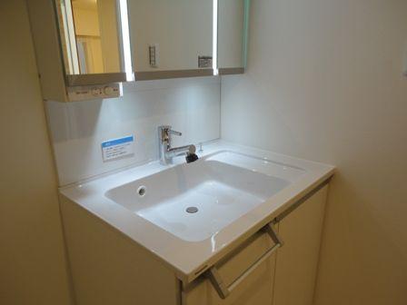 Wash basin, toilet. ~ November 27, the interior has been completed ~