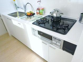 Kitchen. ~ November 27, the interior has been completed ~ This is a system Kitchen popular counter kitchen of state-of-the-art amenities.