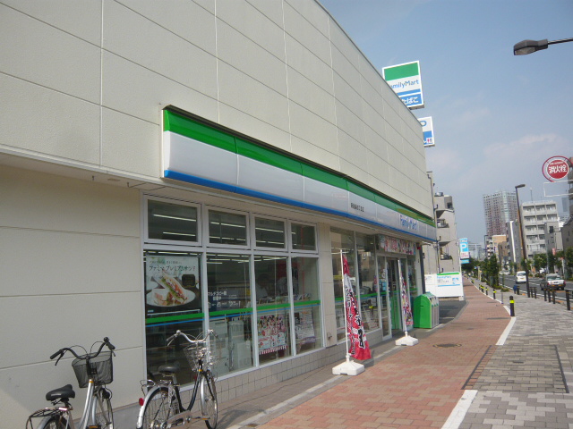 Convenience store. Family Mart Nishi-Ikebukuro Yonchome store up (convenience store) 30m
