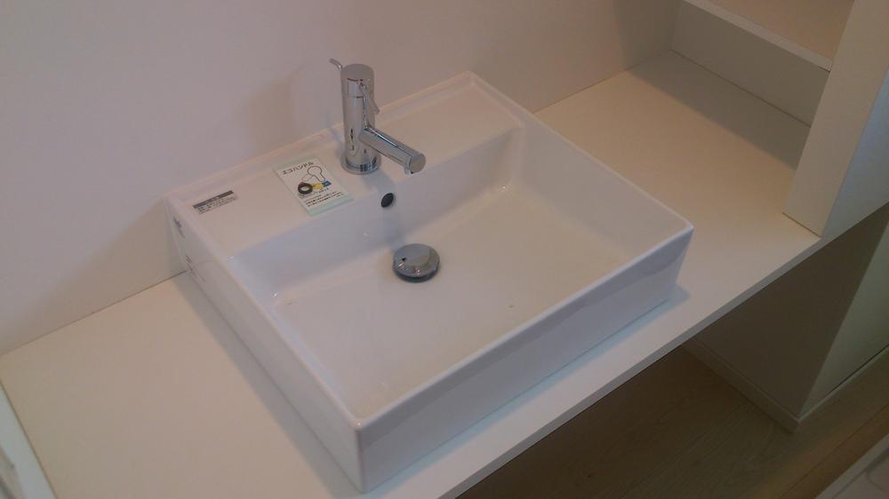 Wash basin, toilet. Indoor (12 May 2013) Shooting