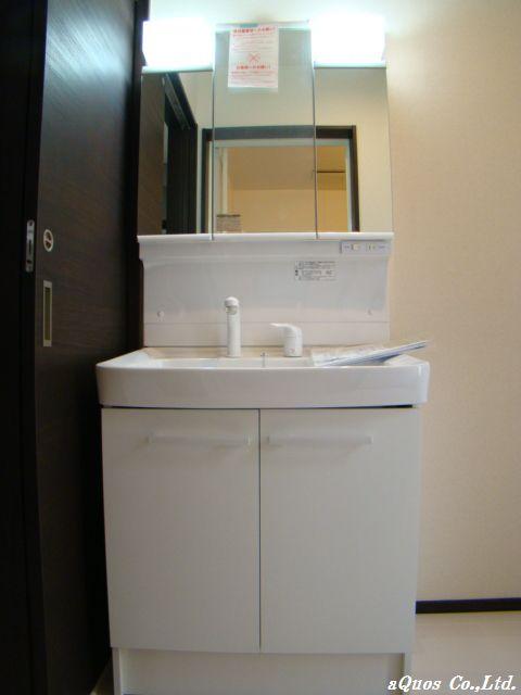 Wash basin, toilet. Indoor (11 May 2013) Shooting