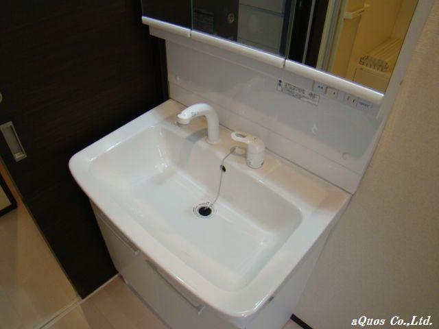 Wash basin, toilet. Indoor (11 May 2013) Shooting