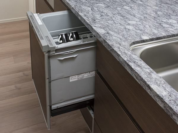 Kitchen.  [Dishwasher] To reduce the housework burden, The dishwasher has been standard equipment. Cleanup is easier, Room is born in time and.