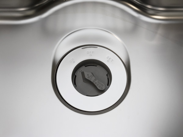 Kitchen.  [Automatic water supply function with the disposer] It can be easily processed by finely grinding the garbage, Automatic water supply and automatic stop type disposer. It saves also time of garbage out.