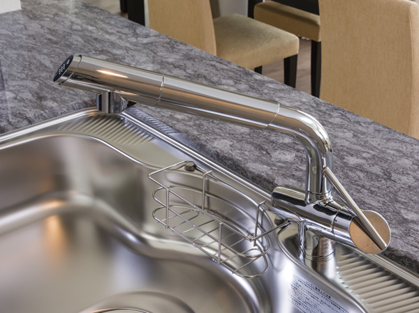 Kitchen.  [Water purifier integrated mixed shower faucet] Adopt a water purifier integrated faucet. Has also adopted sink rinse in a convenient drawer hose type of shower faucet also.  ※ The cartridge replacement will cost.