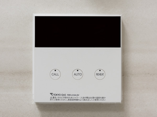 Bathing-wash room.  [Full Otobasu] Reheating from water-covered, Adopt a full Otobasu that can be at the touch of a button to add hot water. It can be operated from the kitchen.